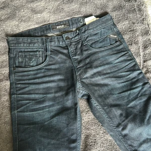 Mörkblåa Replay Anbass. - Replay Anbass jeans i mycket fint skick! Dom är nästintill nya i skicket då de är använda varsamt. W32 L36. Hör av er om ni har frågor. Pris kan diskuteras vid snabb affär!