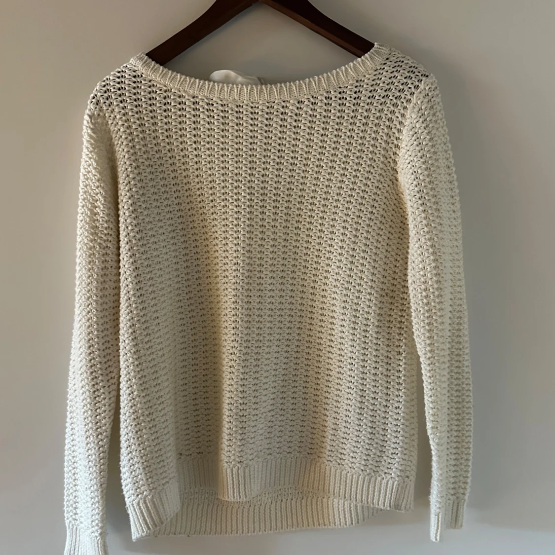 Vit stickad tröja med rosett - 1