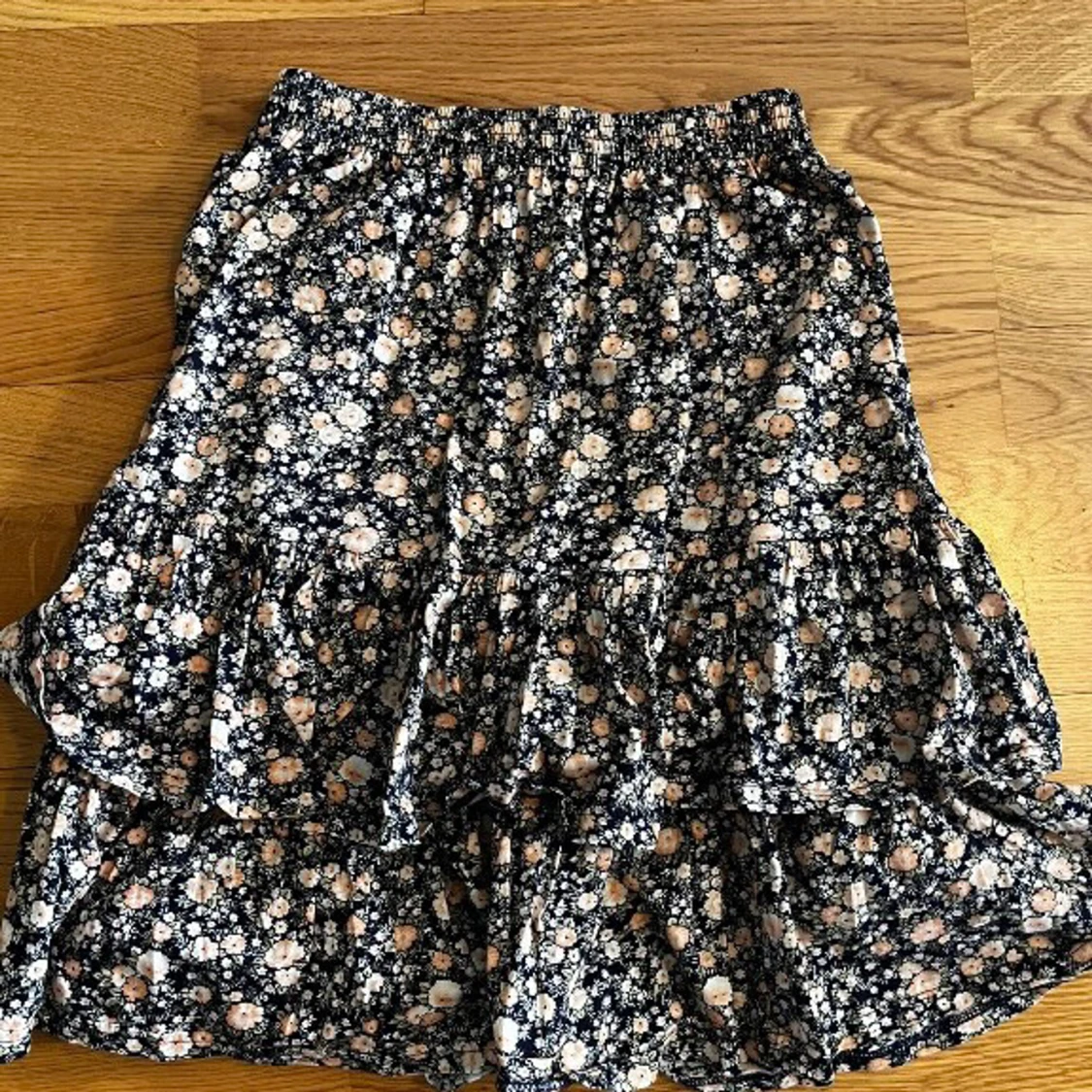 Blommig volangkjol  - 1