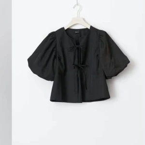 Gina blus  - Så söt blus från Gina Tricot med puffärm och knytning🥰