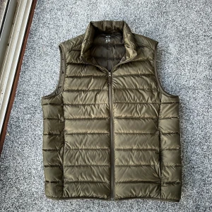 Uniclo väst - Snygg uniqlo väst. Olivgrön. Size s. Helt ny. 