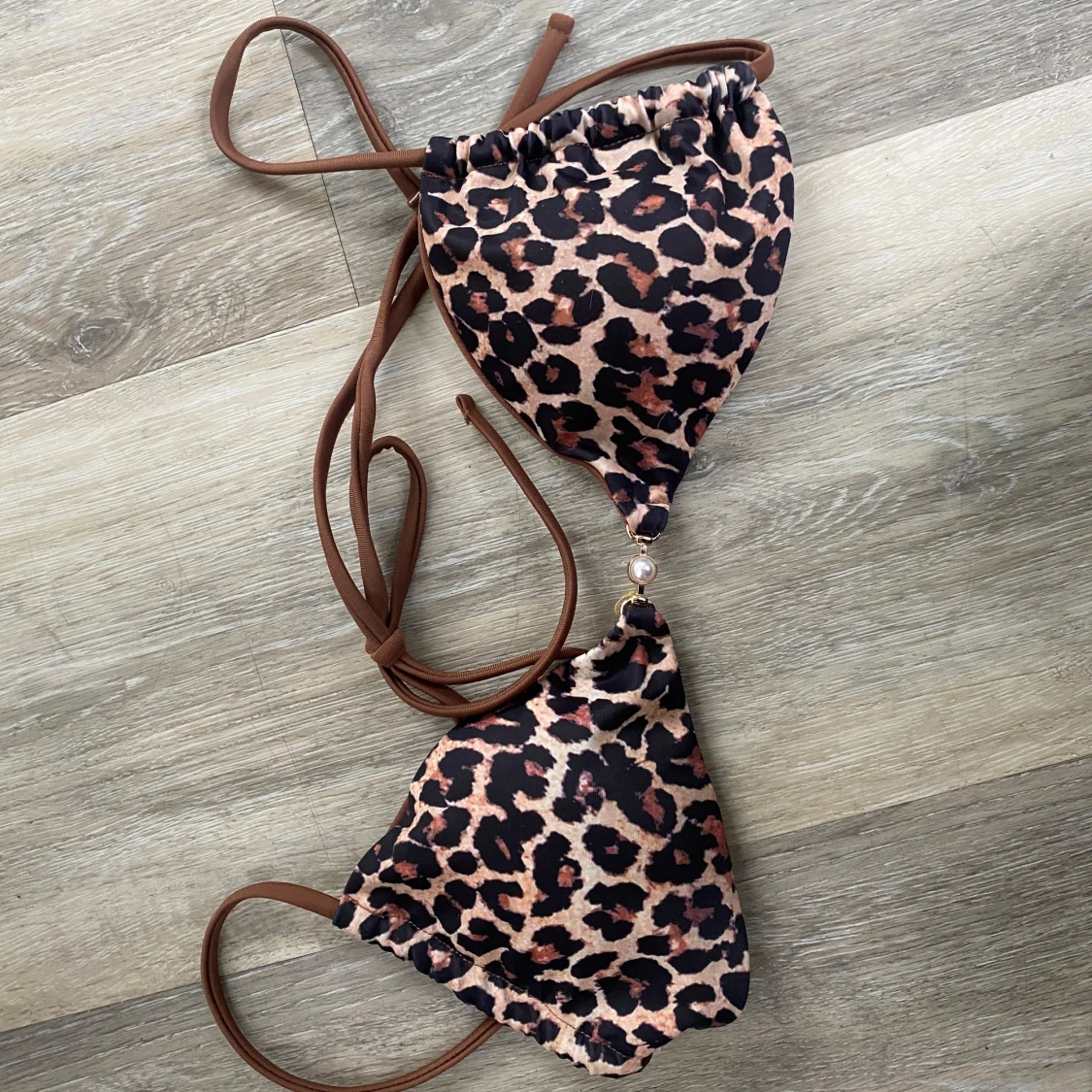 Leopardmönstrad bikini med knyt