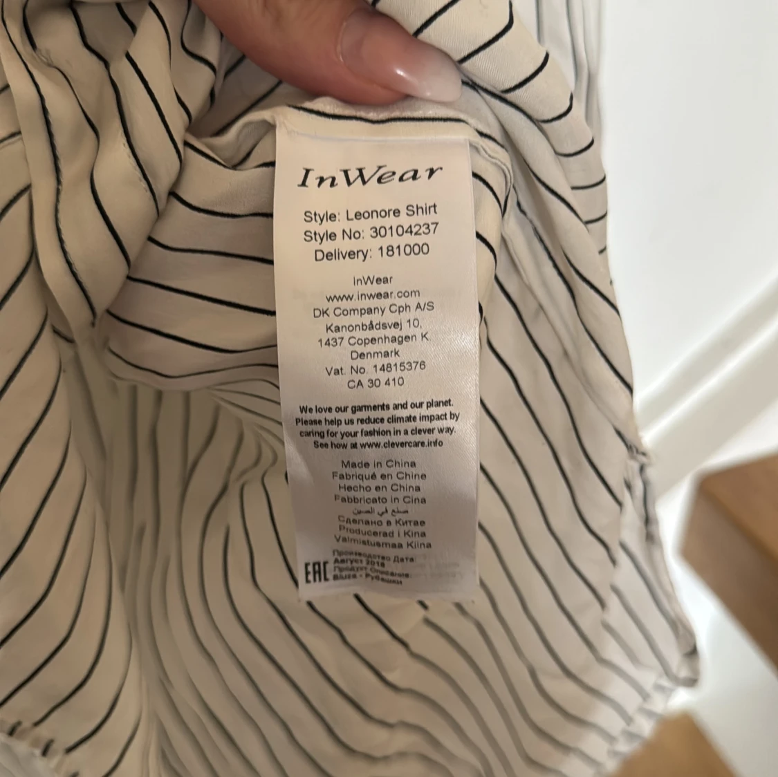 Vit och svart randig skjorta i satin från InWear - 2