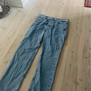 Sweet SKTBS Loose Jeans i ljusblå denim - Säljer ett par ljusblåa loose fit jeans från Sweet SKTBS. Klassisk femficksmodell med raka ben och hög midja. Jeansen har en avslappnad passform och är tillverkade i bomull. Perfekta för en chill och trendig look.
