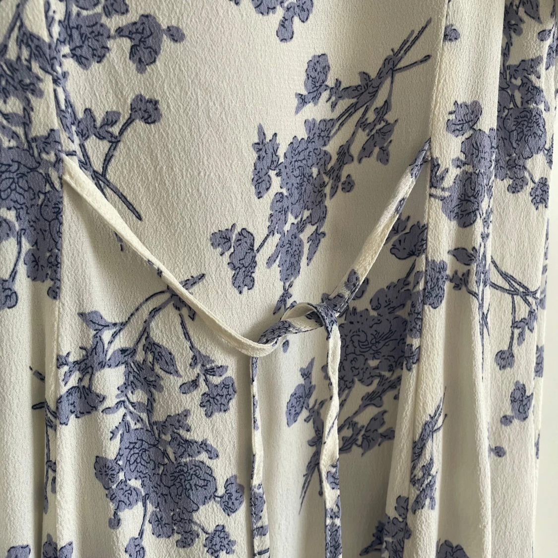 Vit och blå blommig klänning från Mango - 4