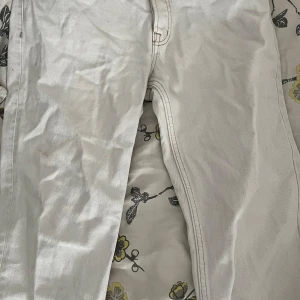 Vita jeans från Zara - Säljer ett par klassiska vita jeans från Zara. Byxorna har raka ben, fem fickor och normal passform. Perfekta för en fräsch och stilren look. Tidlös design som passar till mycket.
