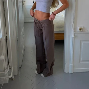 Lågmidjade kostymbyxor från design by sí - Nya lågmidjade kostymbyxor med prislapp från design by sí.