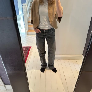 Grå Lågmidjade raka jeans   - Raka Lågmidjade gråa jeans, Zara. Storlek 38. Frakt spårbar via PostNord tillkommer på 82 kr