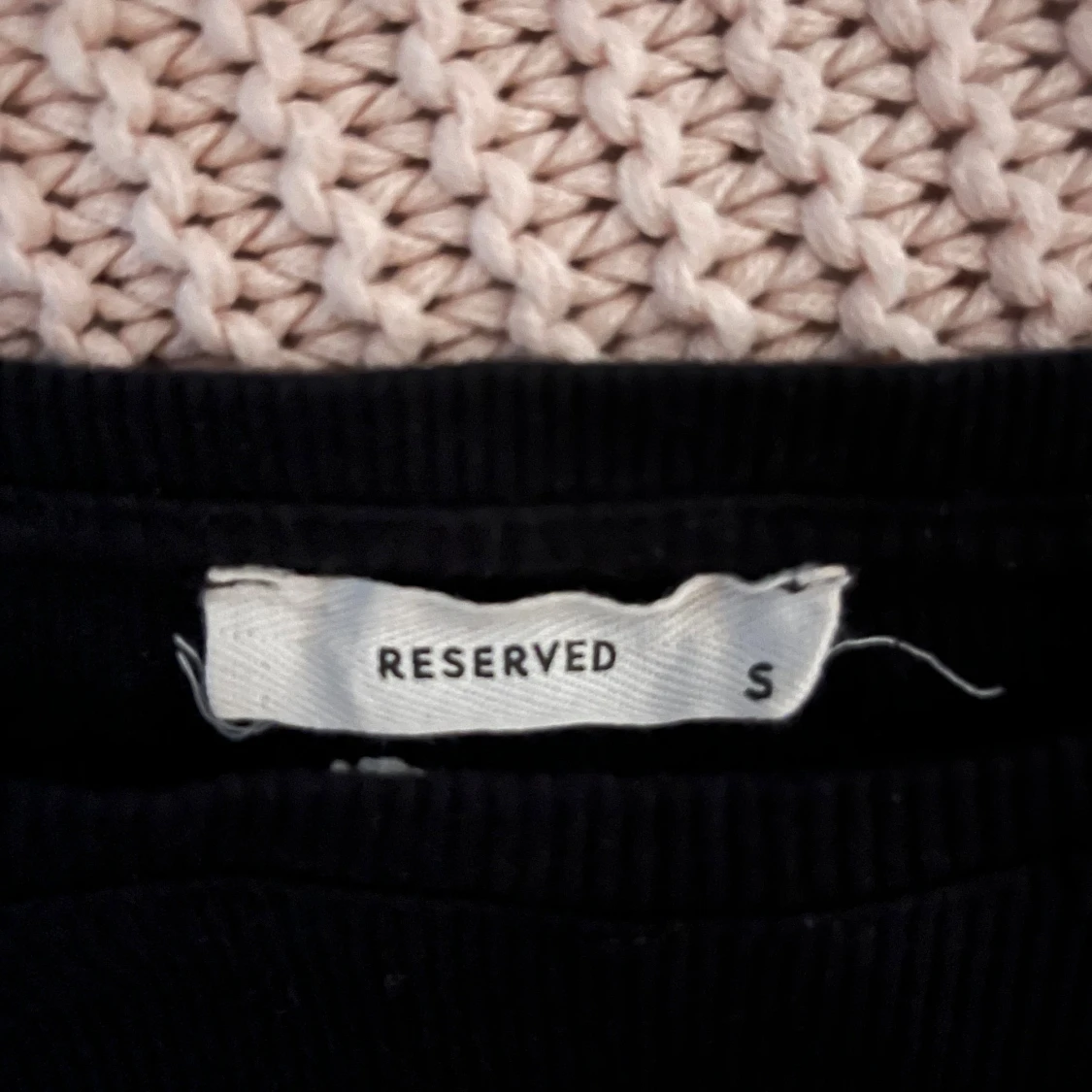 Svart långärmad topp med volang från Reserved - 2