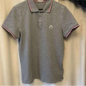 Grå moncler piké  - Säljer en grå piké från märket moncler. Passar perfekt nu till sommaren. Helt oanvänd. Om man följer mig får man den för 450 kr istället!