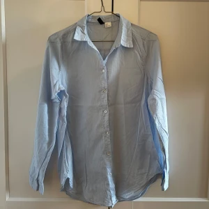 Ljusblå skjorta - Säljer en klassisk ljusblå skjorta. Den är mycket sparsamt använd och säljer för att den är för liten. 