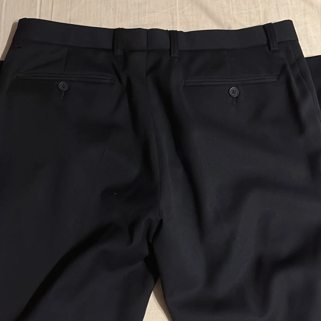 Mörkblå kostymbyxor från Dressmann - 1