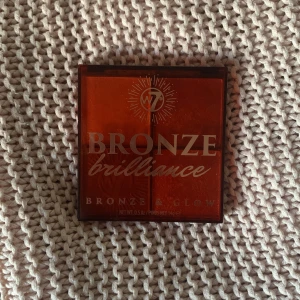 W7 Bronze Brilliance Bronze & Glow Palett - En pallet jag fick av min kompis testa den med en ren borste och fick utslag. Väldigt bra i andra fall jag har väldigt känslig hud.