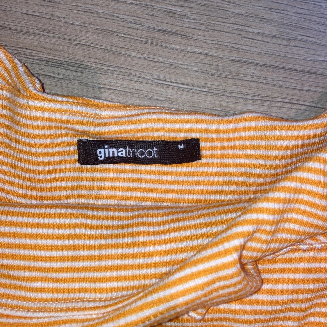 Gul- och vitrandig offshoulder-top från Gina Tricot - 2