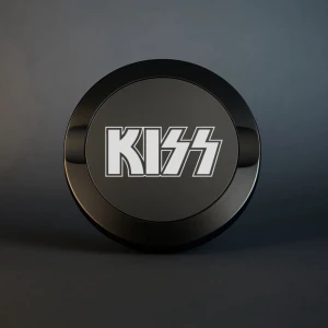 Metal Snusdosa - KISS - Denna stilrena snusdosa i matt svart metall är både praktisk och elegant. Med två fack för nytt och använt snus samt en robust konstruktion är den perfekt för alla tillfällen. Den kompakta storleken gör den lätt att bära, och den lasergraverade designen ger en personlig touch.