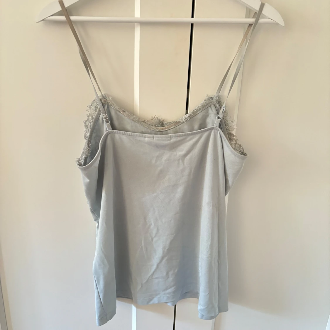 Ljusblått linne med spets - 1