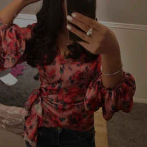 Stockholm stil blus  - En jätte fin blus användt 3ggr. Säljer då den aldrig kommer till användning. Storlek S men man knyter vid sidan så den passar xxs-S. Den passar mig jätte bra då jag bär storlek Xs oftast. PRISET GÅR ATT DISKUTERA!!!💗💗