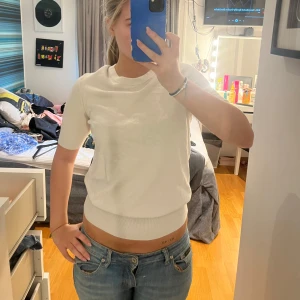Vit kortärmad stickad tröja - Säljer en vit stickad T-shirt från Zara. Storlek M men passar S. Ganska använd men okej skick💖