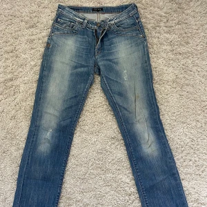 Blå jeansbyxor vintage från Bik Bok - Säljer ett par vintage blå jeansbyxor från Bik Bok i storlek M (sitter som strl 36)  Byxorna har normal passform, raka ben och femficksdesign.