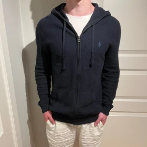 Ralph Lauren hoodie - Grymt skön tunnare Raffe zip i pima Cotton! | Mycket fint skick! Har ett mindre tecken på användning som kan ses på sista bilden men inga hål eller fläckar! | Storlek M. | Ställ gärna frågor innan du köper!