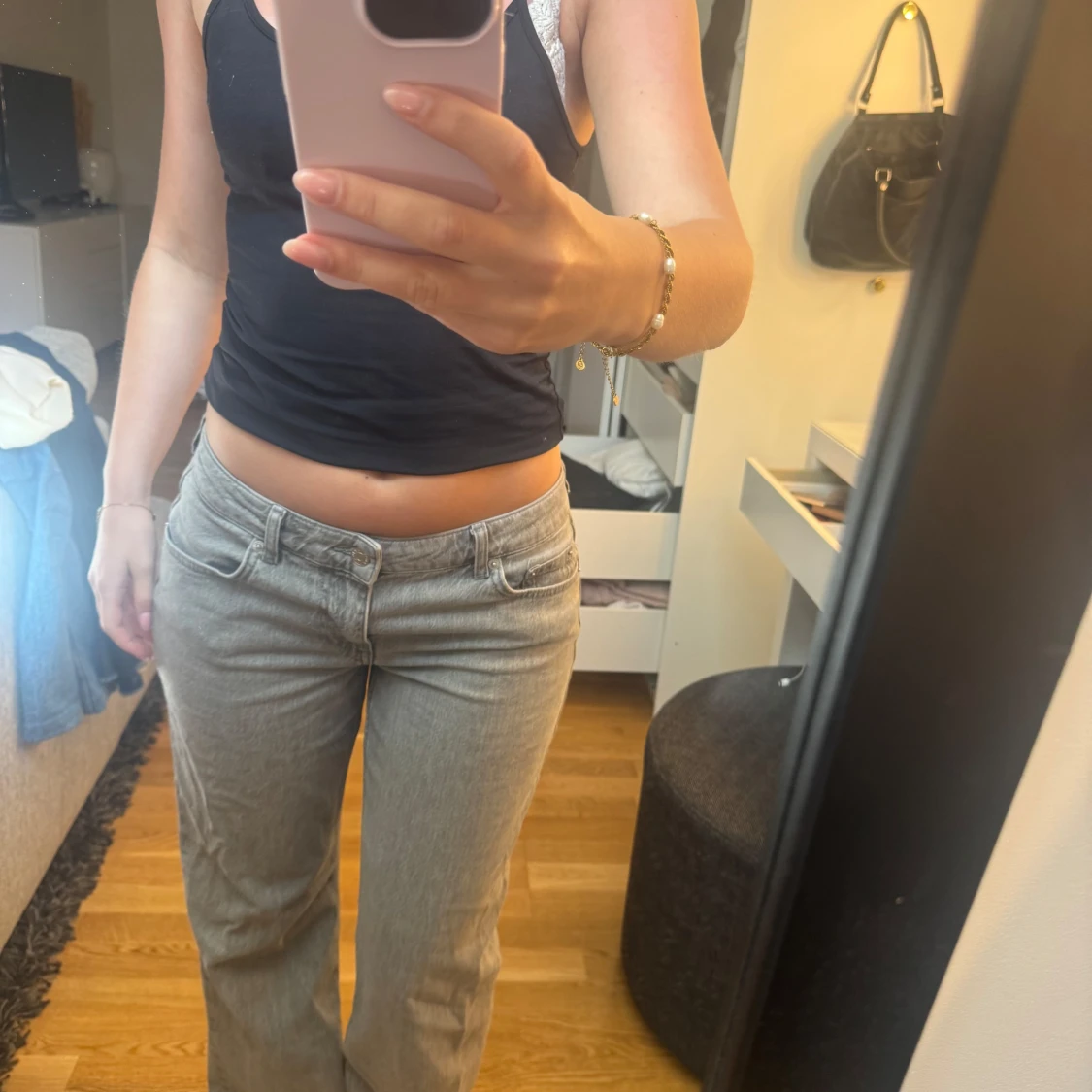 Gråa b jeans med låg midja - 2