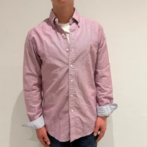 Rosa Ralph lauren skjorta  - Rosa Ralph lauren skjorta || Storlek S || Skjortan är i mycket bra skick  || Mitt pris 599kr || Modellen på bilden är 170cm och väger 63kg || Tveka inte på att höra av dig vid frågor eller funderingar 