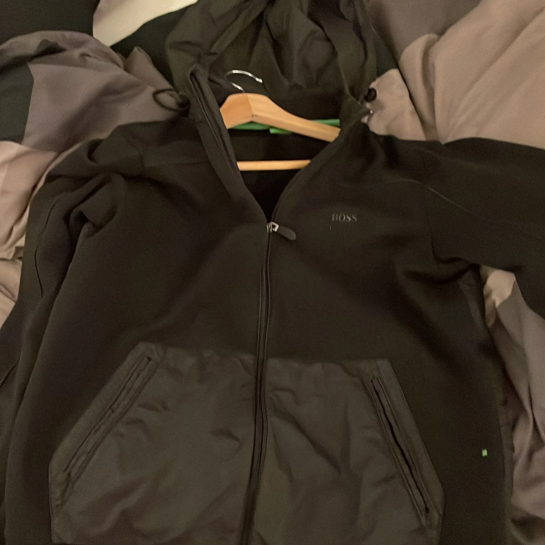 Svart hoodiejacka från BOSS