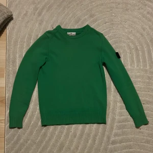 Grön stickad tröja från Stone Island - Riktigt snygg grön stone island tröja, bra skick bara använd ett par gånger. Bara att fråga om ni undrar något.