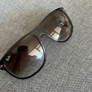 Solglasögon - Klassiska Ray-Ban Wayfarer solglasögon med brunmelerat båge och bruna tonade glas. Passar de flesta ansiktsformer. Perfekt accessoar för soliga dagar. Den är helt ny köpt 🫶