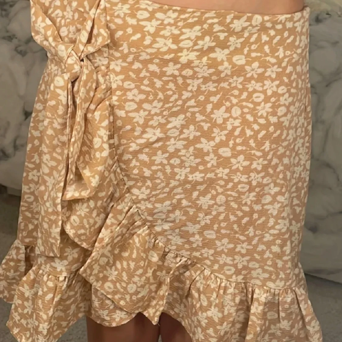 Rosa blommig kjol med volang från SHEIN