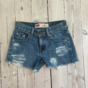 Low waisted Levis short - Super snygga jeans short som är low waisted och väldigt fint skick. Pris kan diskuteras vid snabb affär 💕