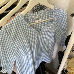 Rutig blus - Super fint skick inte blivit använd.