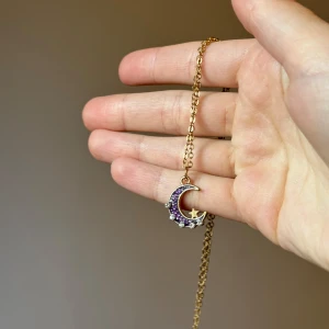 Halsband måne och sol  - Säljer pga kommer inte till användning. Är tänkta att vara vänskaps halsband. Metallen är tyvärr en billigare blandning. Går att köpa separat för 15kr styck. Kedja 38cm.