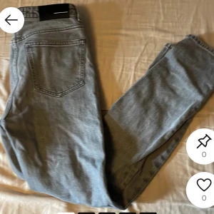 Ljusblå jeans från BLK DNM -  Limited edition. Säljer ett par ljusblå jeans från BLK DNM med klassisk femficksdesign och raka ben. Jeansen har normal passform och är tillverkade i denim. Perfekta för en avslappnad stil.