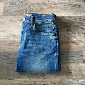 Slimfit jeans - Säljer nu ett par jeans i slimfit. Storleken är 28/30 och modell på bilden är 181cm lång. Pris kan diskuteras vid snabbt köp.