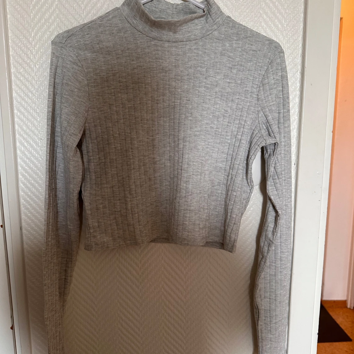 Grå ribbad croppad polotopp från H&M