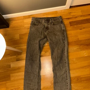 Levis 511 slim fit - Säljer mina Levis 511 slim fit i mörkgrå färg. Jeansen sitter slimfit. Inga defekter alls! Sjukt snygga jeans. Storlek 28W 30L