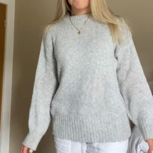 Stickad tröja  - Den är i storlek XS, men funkar bra för mig som är S. passar super nu inför sommarkvällar😊