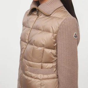 Moncler cardigan - Säljer min jätte fina moncler cardigan då jag inte får nån användning för den längre! Den är nästan exakt lika dan som den på bilden! Den är stickad halva jackan och resten vanlig! Skriv för bilder! Säljer billigt då jag vill få den såld! Skriv för frågor/funderingar💖💖