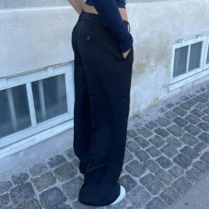 Lågmidjade kostym byxor  - Lågmidjade kostymbyxor från design by si🩷 dom är i ”extra length” så de är ganska långa, skulle passa nån som är runt 170-180cm🩷  nypris 600kr