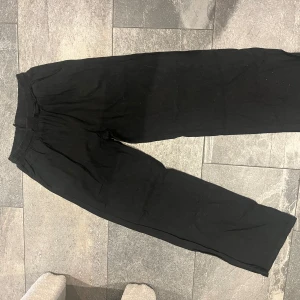 Svarta linnebyxor från Lindex - Svarta linnebyxor från Lindex med resår och dragsko i midjan. strl 164💞💞