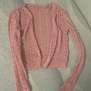 Rosa stickad kofta - Säljer den här väldigt söta och somriga rosa koftan eftersom jag aldrig använder den men det liknar den andra koftan från NA-KD fast koftan är en aning ljusare i verkligheten! Så snygg till sommarn 😍✨.