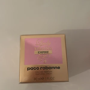 Lady Million Empire Eau de Parfum 30ml från Paco Rabanne - Lyxig parfym i en guldig och rosa förpackning från Paco Rabanne, Lady Million Empire. Eau de Parfum, 30 ml. Doften är känd för sin eleganta och moderna karaktär med inslag av fruktiga och blommiga noter.