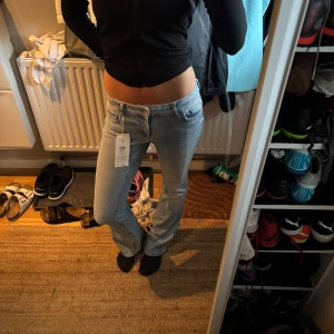 Ljusblå bootcut jeans - Säljer ett par ljusblå jeans med bootcut-modell och låg midja. Storlek s längd 34