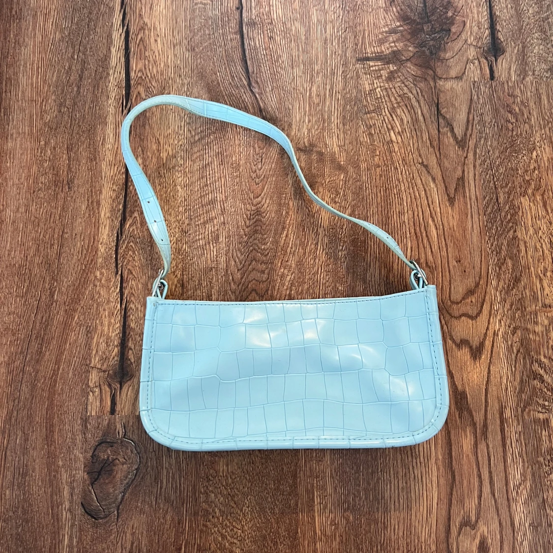 Ljusblå axelväska i syntet