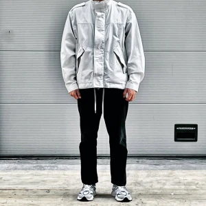 Vit jacka från Acne Studios - Säljer en stilren vit jacka från Acne Studios med dragkedja och snörning i midjan. Jackan har hög krage, två snedställda fickor. Den är cropped med droppade axlar, superskön look! Har man storlek M på Acnes hoodies med droppade axlar så sitter den klockrent.  Den har använts varsamt och har precis fått gå på kemtvätt så den är i princip helt i nyskick. Kan tänka mig att byta mot något annat från Acne. Nypris tror jag var ca 10 000kr och köptes förra sommaren.