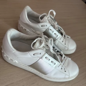 Vita sneakers från Valentino - Mina absolut snyggaste skor jag äger men som jag tyvärr ej använder längre. Nypris är runt 7 200 kr 