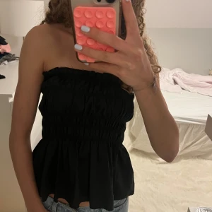Svart bandeu topp - Såå snygg svart bandeu topp med smock! Kommer ej ihåg märket, storlek S men passar xs-m🥰
