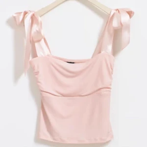 Rosett topp - Jättefin topp från Gina som tyvärr inte kommer till användning, den är helt oanvänd med prislapp kvar🩷slutsåld på hemsidan, nypris 299kr!! (Storlek M men passar S)