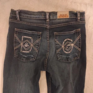 D&G jeans med snygga bakfickor - Säljer dessa super snygga Dolce & Gabbana jeans, köpte de second hand för 650 kr men säljer de för 550. Vet ej om de är äkta! De är i ganska bra skick förrutom att de är lite fläckiga på fickorna (se bild 1) men det är inget som riktigt syns. Lappen på baksidan har också försvunnit med tvätten. Det står storlek 31 på jeansen men kulle säga att de passar ett M. Priset kan diskuteras vid nabb köp 💕